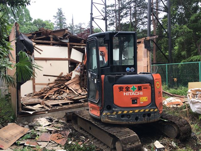 東京都小平市御幸町の木造平屋建て家屋2棟解体工事中の様子です。
